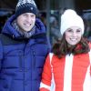 'A Rainha, o duque de Edimburgo, o príncipe de Wales, a duquesa de Cornwall, príncipe Harry e os membros de ambas as famílias estão encantados com a notícia', disse Kate Middleton