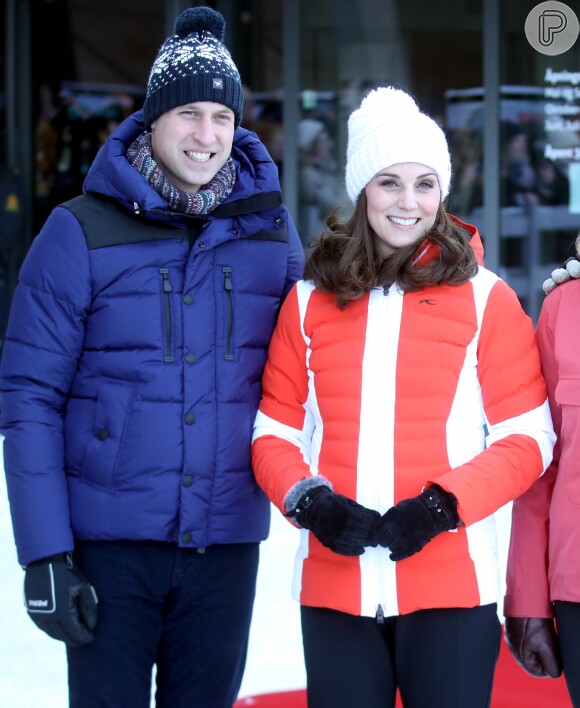 'A Rainha, o duque de Edimburgo, o príncipe de Wales, a duquesa de Cornwall, príncipe Harry e os membros de ambas as famílias estão encantados com a notícia', disse Kate Middleton