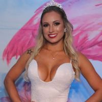 Ex-BBB Jéssica aposta em decote poderoso em aniversário de 27 anos. Fotos!