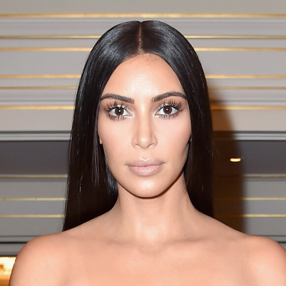 Kim Kardashian publicou foto ao lado dos filhos Chicago, North e Saint