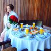Marina Ruy Barbosa recebeu flores vermelhas de aniversário, na manhã desta segunda-feira, 30 de junho de 2014, e posou toda feliz com o presente em uma mesa de café da manhã