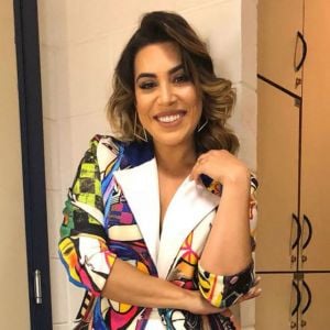 Naiara Azevedo usou um look colorido em programa de TV nesta segunda-feira, 23 de abril de 2018