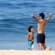 Eriberto Leão brinca com o filho mais velho, João, à beira-mar