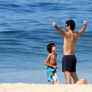 Eriberto Leão brinca com o filho mais velho, João, à beira-mar