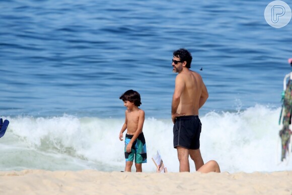 Eriberto Leão e o filho mais velho, João, foram juntos à praia e mostraram entrosamento