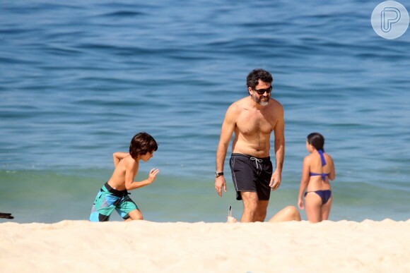 Eriberto Leão brinca na areia da praia de Ipanema com o filho mais velho, João