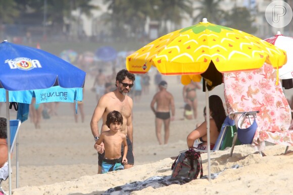Eriberto Leão e o filho mais velho, João, escolheram Ipanema para o dia na praia