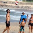 Eriberto Leão joga futebol com o filho João na praia de Ipanema, na Zona Sul do RJ
