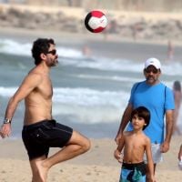Eriberto Leão se diverte em folga de novela com o filho João na praia. Fotos!