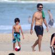 Eriberto Leão caminha na praia de Ipanema com o filho João