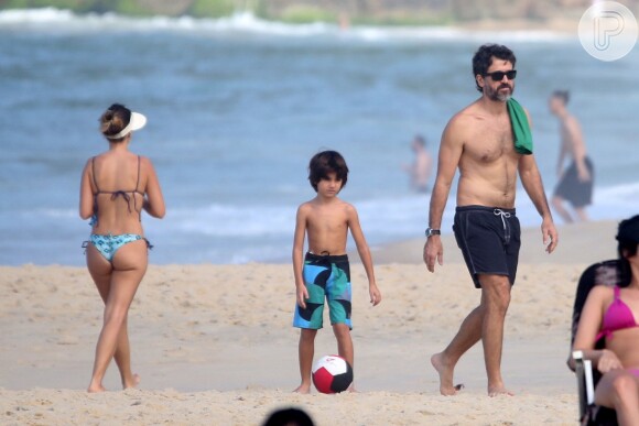 Eriberto Leão caminha na praia de Ipanema com o filho João
