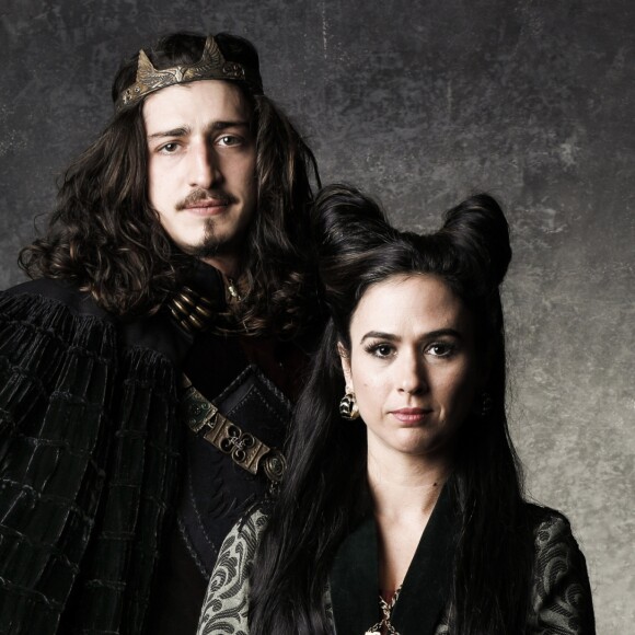 Ex-marido de Lucrécia (Tatá Werneck), Rodolfo (Johnny Massaro) é mandado para o exílio pelo irmão, Afonso (Romulo Estrela) nos próximos capítulos da novela 'Deus Salve o Rei'