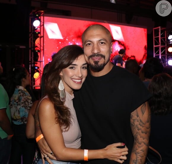 Carol Alves confirma fim do namoro com ex-BBB Fernando Medeiros na madrugada desta terça-feira, 24 de abril de 2018