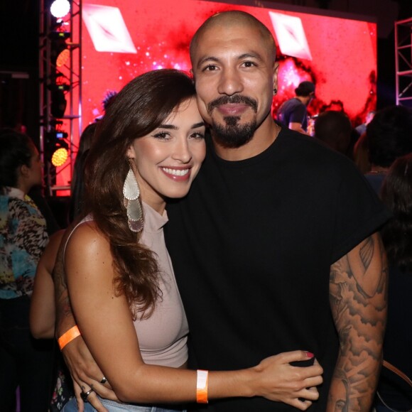 Carol Alves confirma fim do namoro com ex-BBB Fernando Medeiros na madrugada desta terça-feira, 24 de abril de 2018