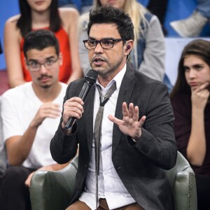 Zezé Di Camargo chorou ao falar que o pai passaria por uma cirurgia