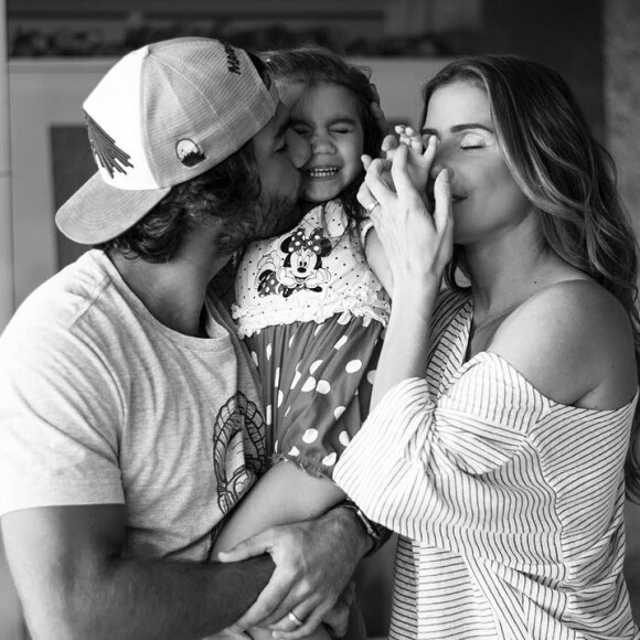 Deborah Secco está casada há dois anos com Hugo Moura, com quem tem Maria Flor