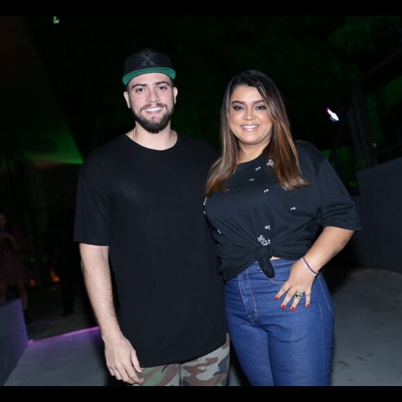 Marido de Preta Gil, Rodrigo Godoy acompanha cantora em festa de Ludmilla