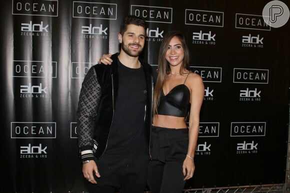 Alok estava acompanhada da namorada, Romana Novais, na festa de lançamento do clipe 'Ocean', em São Paulo