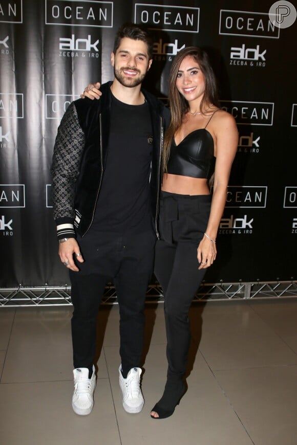 Alok e a namorada, Romana Novais, na festa de lançamento do clipe 'Ocean'