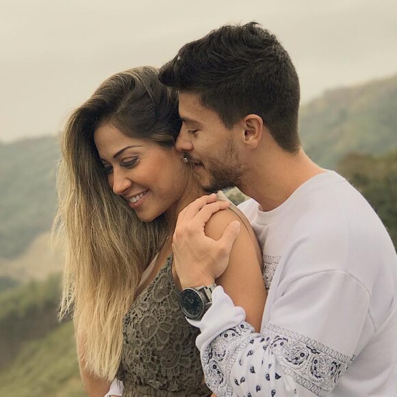 Mayra Cardi já exibe a barriguinha de 4 meses da gravidez com Arthur Aguiar