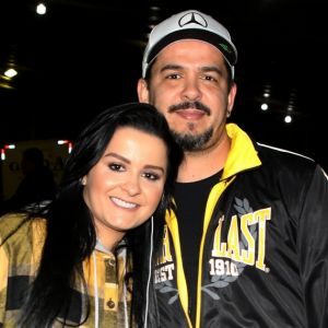 Maiara, da dupla com Maraisa, se divertiu ao mostrar Wendell Vieira com um álbum de figurinhas da Copa do Mundo da Rússia nesta terça-feira, 24 de abril de 2018