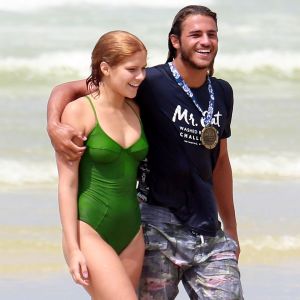 Isabella Santoni afirmou que a amor pelo surfe a aproximou de Caio Vaz: 'Fiquei tão apaixonada pelo esporte que acabei atraindo um namorado surfista'