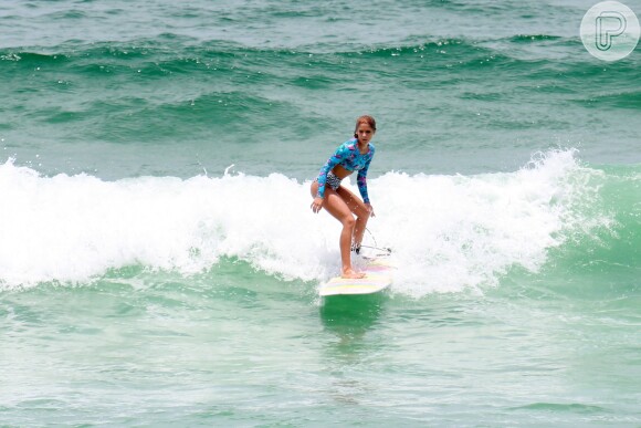Isabella Santoni passou a trocar as festas pela prática de surfe