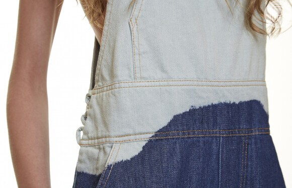O tecido jeans escolhido pela grife tem uma composição diferente do normal