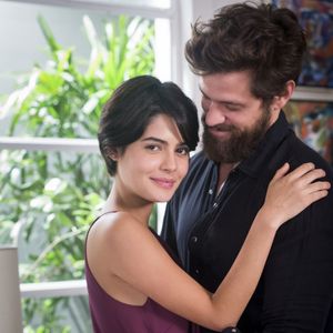 Nicolau (Alejandro Claveaux) fica surpreso com o pedido de Adriana (Julia Dalavia) na novela 'O Outro Lado do Paraíso': 'Sou tímido!'