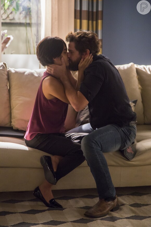 Adriana (Julia Dalavia) beija Nicolau (Alejandro Claveaux) pela primeira vez no capítulo desta quinta-feira, 26 de abril de 2018 da novela 'O Outro Lado do Paraíso