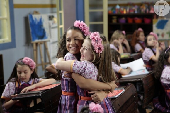 Lulu (Luiza Nery) comemora com Dulce Maria (Lorena Queiroz) pela possibilidade de ser adotada por Fátima (Rai Teichimam) e Cristóvão, no capítulo que vai ao ar sexta-feira, dia 4 de maio de 2018, na novela 'Carinha de Anjo'