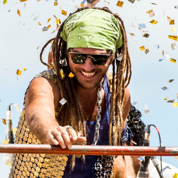 Emilio Dantas gravou cenas com o cabelo mais curto e com os dreads