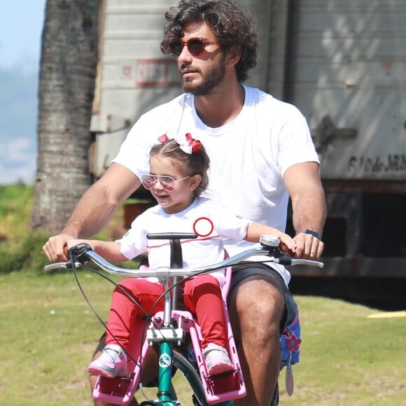 Filha de Deborah Secco e Hugo Moura, Maria Flor volta da escola com óculos rosa nesta quarta-feira, dia 25 de abril de 2018