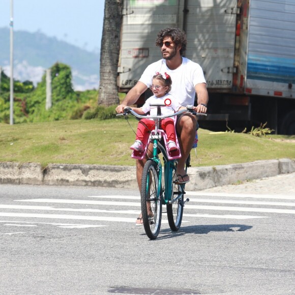 Estilo é de família! Maria Flor é clicada de óculos de sol cor de rosa ao voltar da escola