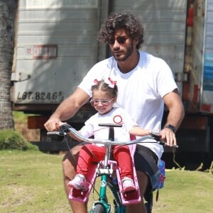 A menina usou laços no cabelo combinando com a cor do uniforme