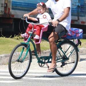 Filha de Deborah Secco e Hugo Moura, Maria Flor sentou na cadeirinha da frente da bicicleta do pai