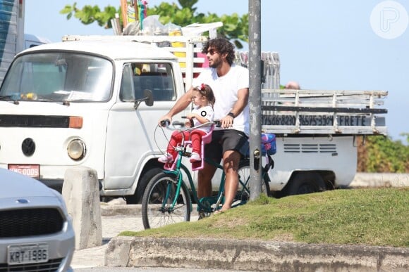 Hugo Moura pedala ao buscar a filha, Maria Flor, na escola