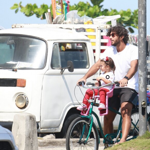 Hugo Moura pedala ao buscar a filha, Maria Flor, na escola