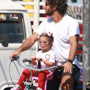 Cheia de estilo e segura! Maria Flor sentou na cadeirinha e segurou firme o apoio de mãos durante o passeio de bicicleta