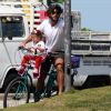 Hugo Moura estaciona bicicleta ao buscar a filha, Maria Flor, na escola