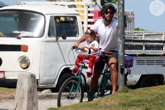 Hugo Moura estaciona bicicleta ao buscar a filha, Maria Flor, na escola