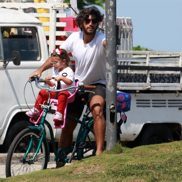 Hugo Moura estaciona bicicleta ao buscar a filha, Maria Flor, na escola