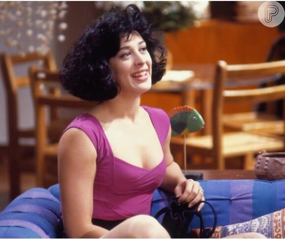 Para viver a trambiqueira Maria Escandalosa em 'Deus nos Acuda' (1992), Claudia Raia usou os cabelos bem escuros, com corte chanel com bastante volume
