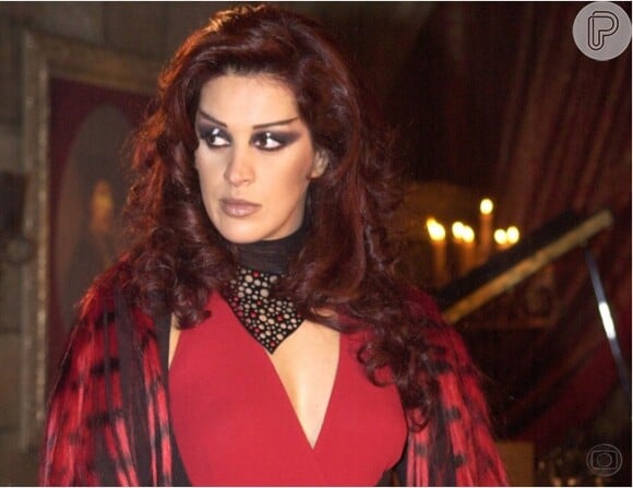 Claudia Raia deixou os cabelos bem longos e ruivos para compor sua personagem, Mina d'Montmartre, em 'O Beijo do Vampiro' (2002)
