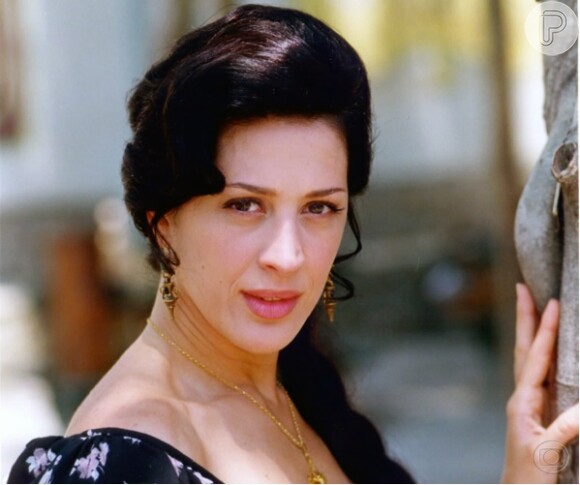 Para viver a Hortênsia, de 'Terra Nostra' (1999), Claudia Raia manteve os cabelos bem compridos e escuros, com um toque avermelhado