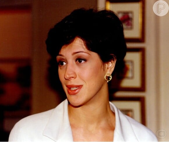 Para atuar em 'Torre de Babel' (1998) como a empresária Ângela Vidal, Claudia Raia cortou os cabelos bem curtinhos e os manteve com um tom bem escuro