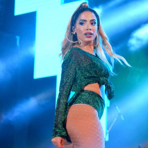 Anitta esclarece comentário de internauta sobre suas curvas em postagem nesta quarta-feira, dia 25 de abril de 2018