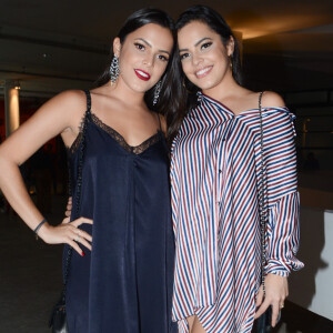 Emilly Araújo com a gêmea, Mayla, no São Paulo Fashion Week, nesta quarta-feira, 25 de abril de 2018