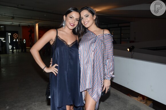 Emilly Araújo e a gêmea, Mayla, foram prestigiar o desfile de Lino Villaventura, no São Paulo Fashion Week