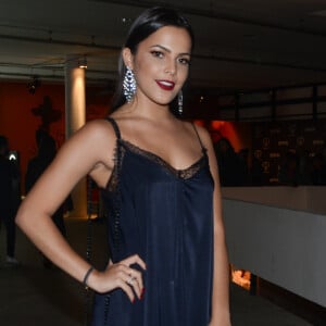 Emilly Araújo completou o look com sandália Vizzano e bolsa Chanel